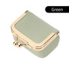 Una pequeña caja rectangular de terciopelo verde para guardar joyas con herrajes dorados.