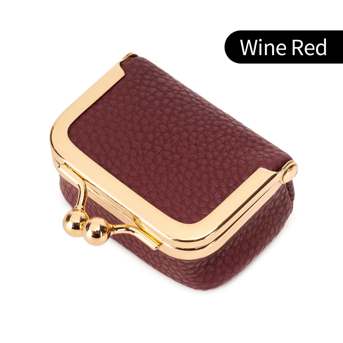 Una pequeña caja rectangular de terciopelo burdeos para guardar joyas con detalles dorados.