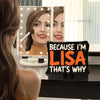 Una bolsa de almacenamiento negra con texto naranja que dice "Porque soy Lisa, por eso", mostrada frente a un espejo.