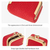 Caja de terciopelo acolchado rojo para guardar joyas con cerradura de botón doble dorado.