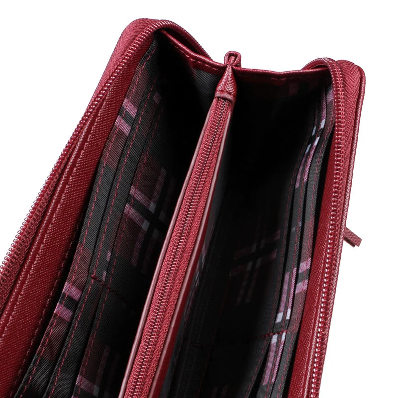 Nahaufnahme einer bordeauxroten karierten Mode-Zipper-Kartenträger-Geldbörse mit schwarzer Futter.