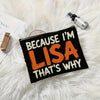 Letra negra con texto naranja que dice "Because I'm Lisa", colocada sobre una superficie blanca y esponjosa junto a una peque