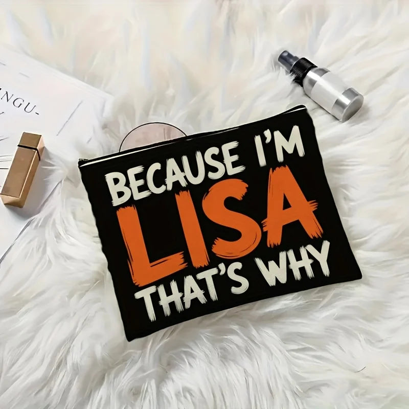 Letra negra con texto naranja que dice "Because I'm Lisa", colocada sobre una superficie blanca y esponjosa junto a una peque