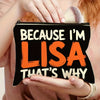 Una mano sostiene una bolsa de almacenamiento de lona naranja con texto blanco que dice "Porque soy Lisa, por eso"