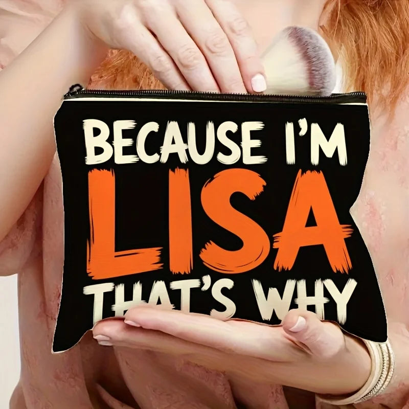 Una mano sostiene una bolsa de almacenamiento de lona naranja con texto blanco que dice "Porque soy Lisa, por eso"