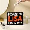 Bolsa de lienzo negra con texto naranja que dice "Because I'm Lisa That's why", junto a un pincel cosmético y un frasco de vi