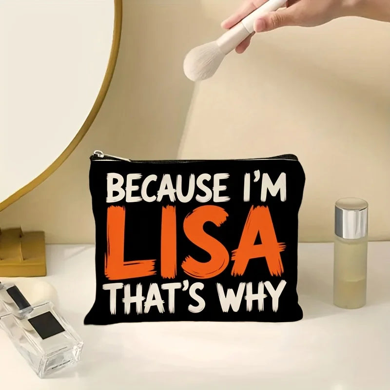 Bolsa de lienzo negra con texto naranja que dice "Because I'm Lisa That's why", junto a un pincel cosmético y un frasco de vi