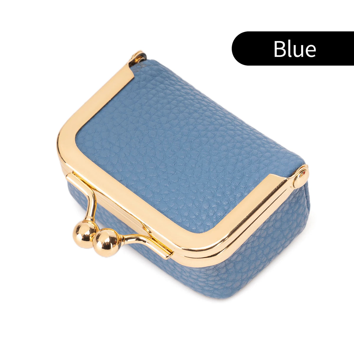 Una pequeña caja de terciopelo azul para guardar joyas con detalles dorados, vista desde arriba.