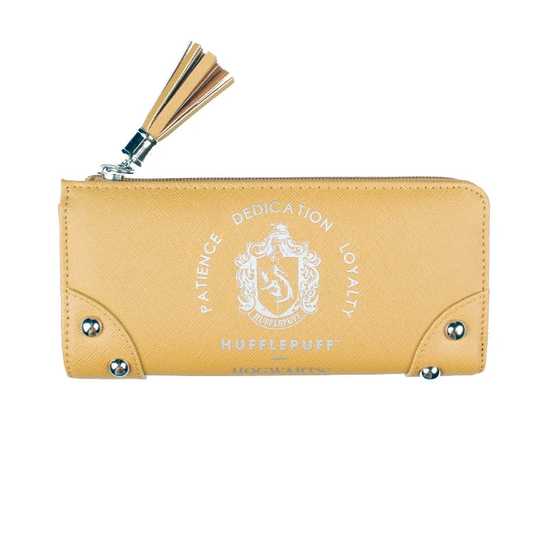 Tan Leder-Kartenvorrat mit Hufflepuff-Emblem und Widmungstext.