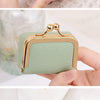 Caja de almacenamiento de joyas de terciopelo mini con borde dorado en colores rosa claro y verde oliva, sostenida por manos.