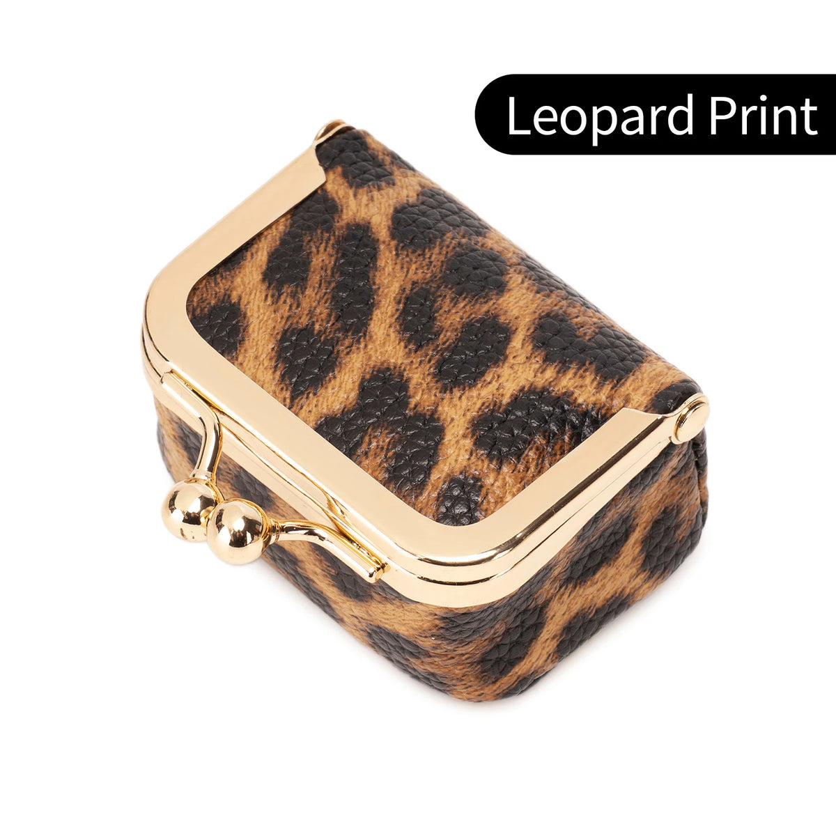 Una pequeña caja de terciopelo con estampado de leopardo para guardar joyas, con detalles dorados.