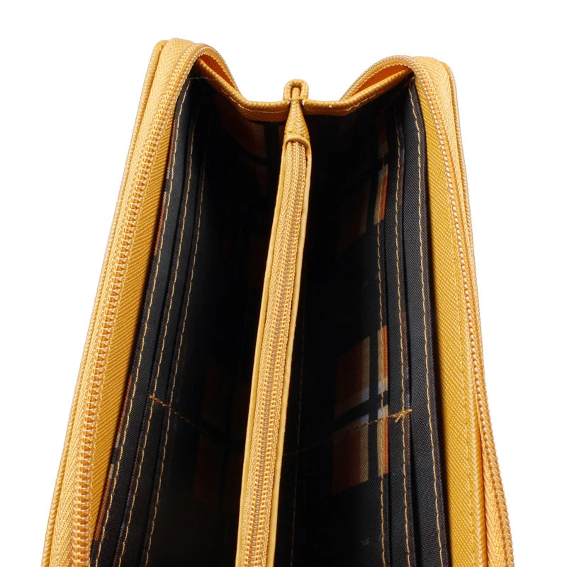 Tan Leder-Portemonnaie mit Reißverschluss und schwarzem Zierrand, geöffnet.