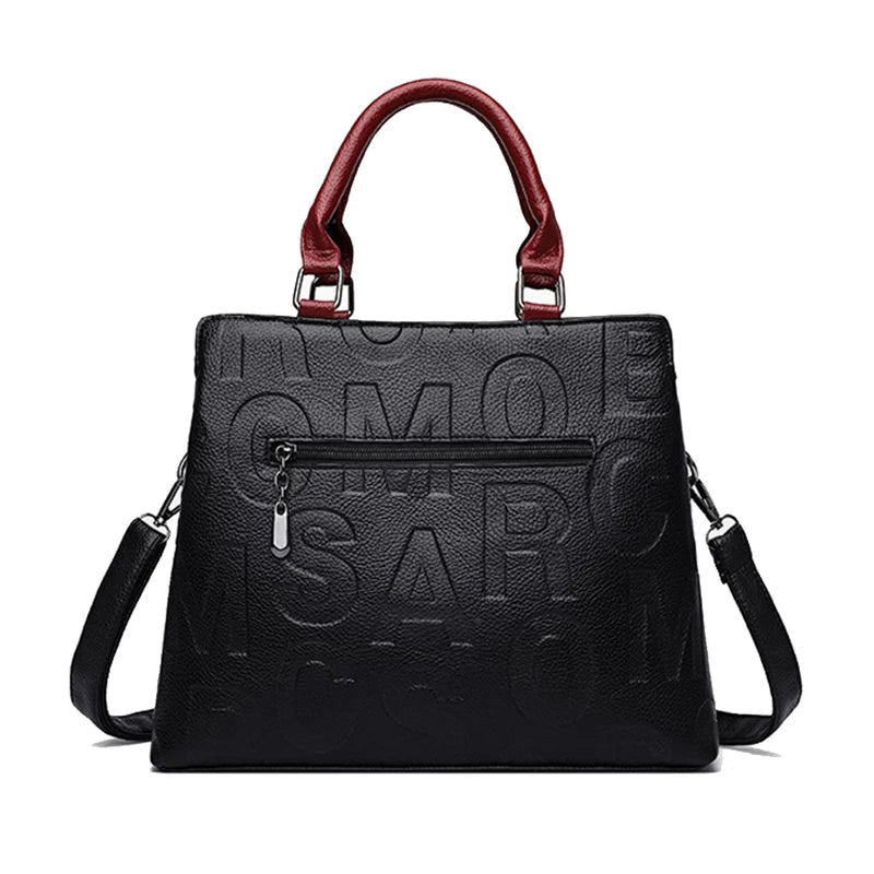Sac bandoulière en cuir PU noir avec poignée et motif monogramme gravé.