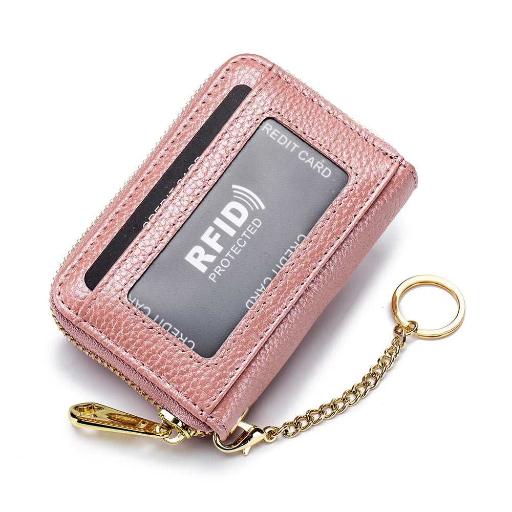 Cartera de cuero genuino rosa con ranura para tarjeta de crédito protegida contra RFID y cadena dorada.