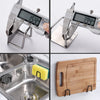 Rangement éponges en acier inoxydable avec support d'éponge jaune et planche à découper en bois.