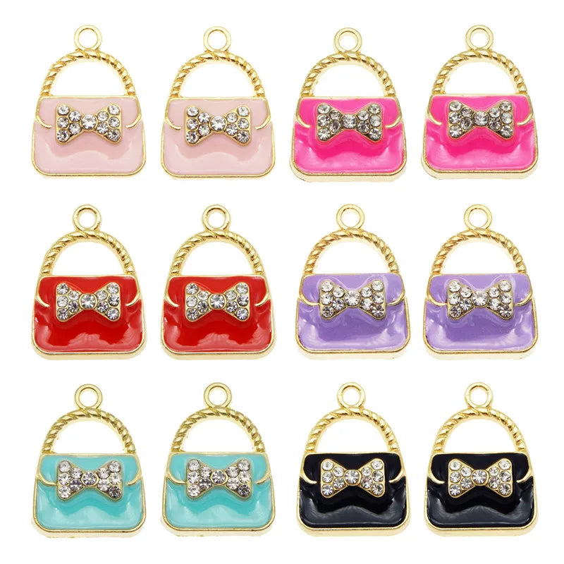 Un ensemble de six charms en alliage émail de cristal aux couleurs et motifs variés.