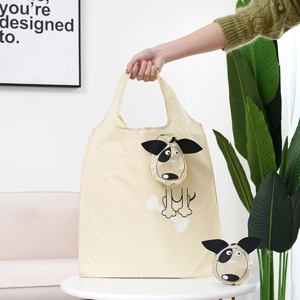 Un sac de courses en carton beige clair est tenu par une main à côté d'une grande plante verte.
