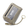 Cartera de cuero plateado para tarjeta de crédito con ranura antirrobo RFID y cadena de oro adjunta.