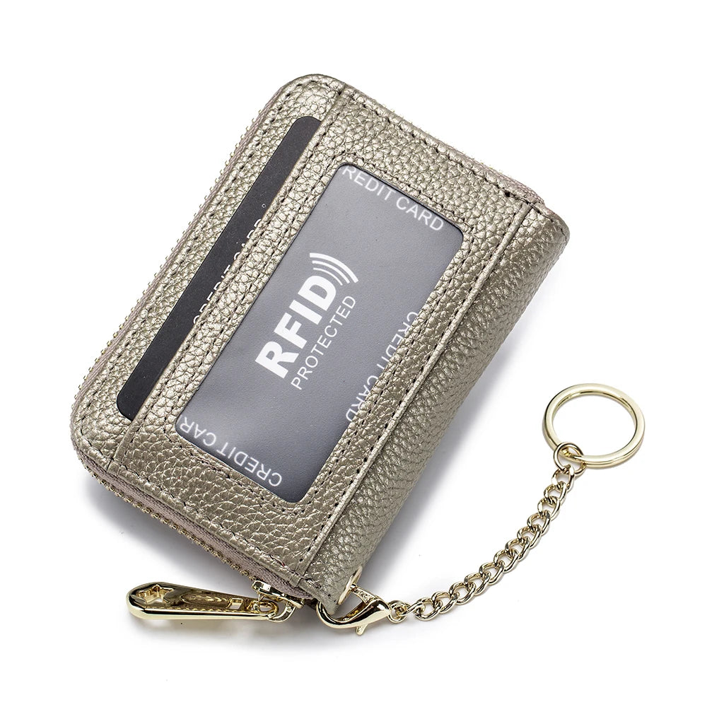 Cartera de cuero plateado para tarjeta de crédito con ranura antirrobo RFID y cadena de oro adjunta.