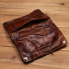 Braunes Vintage Leder-Etui für Herren auf Holzoberfläche.