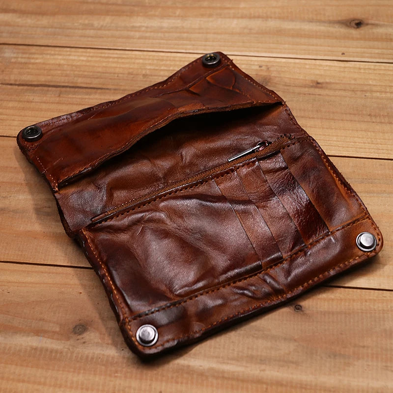 Braunes Vintage Leder-Etui für Herren auf Holzoberfläche.