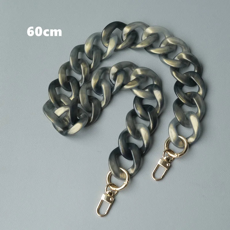 Bolso de cadena de resina plateada de 60cm con cierre, mostrado sobre una superficie gris.