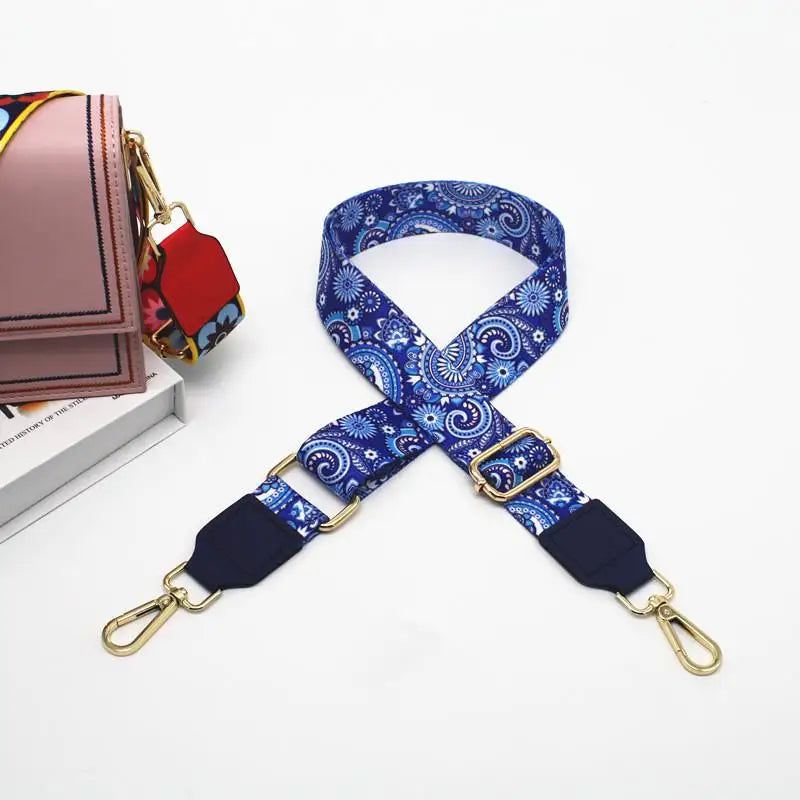 Gros plan d'une sangle réglable à l'épaule à motifs bleu et blanc pour sacoche.