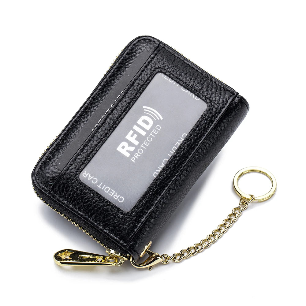 Cartera de cuero negro genuino con ranura para tarjeta protegida RFID y cadena dorada.
