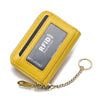 Cartera/porta tarjetas de cuero genuino amarillo con cadena plateada.