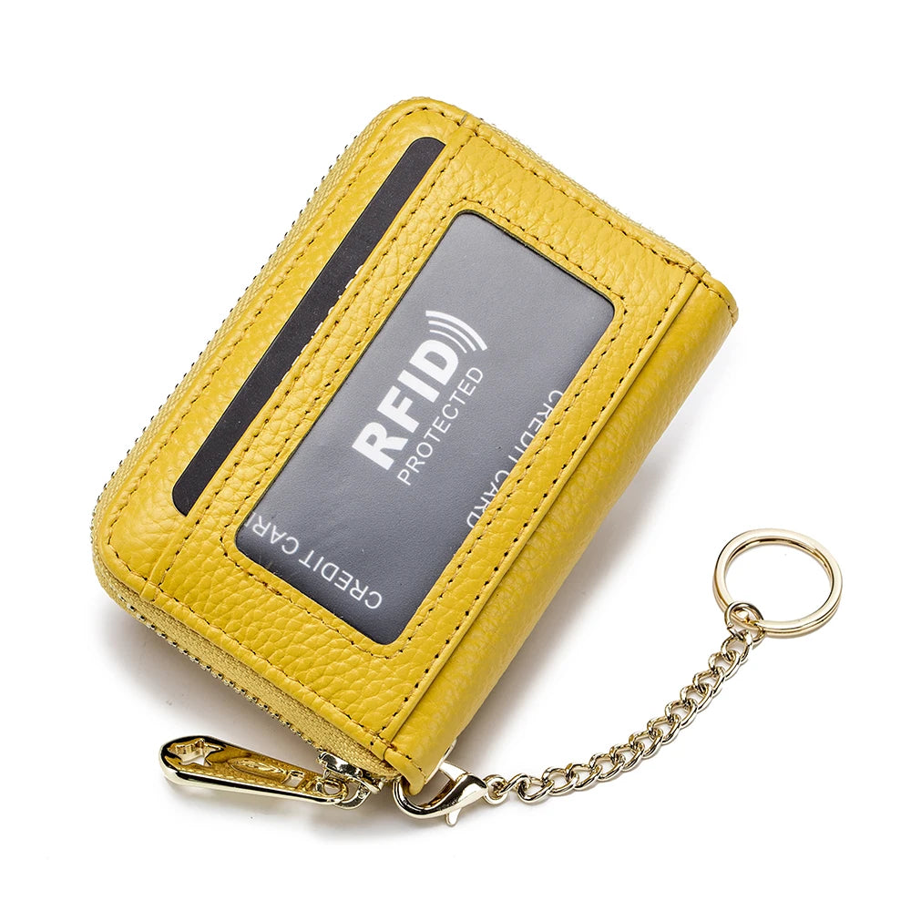 Cartera/porta tarjetas de cuero genuino amarillo con cadena plateada.