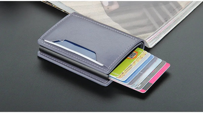 محفظة رجالية جلد صناعي رمادية رفيعة بتقنية RFID مع عدة بطاقات ائتمان بجوار وثيقة.