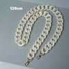 Collar de cadena de resina blanca, largo 120cm y grueso, mostrado sobre fondo gris.