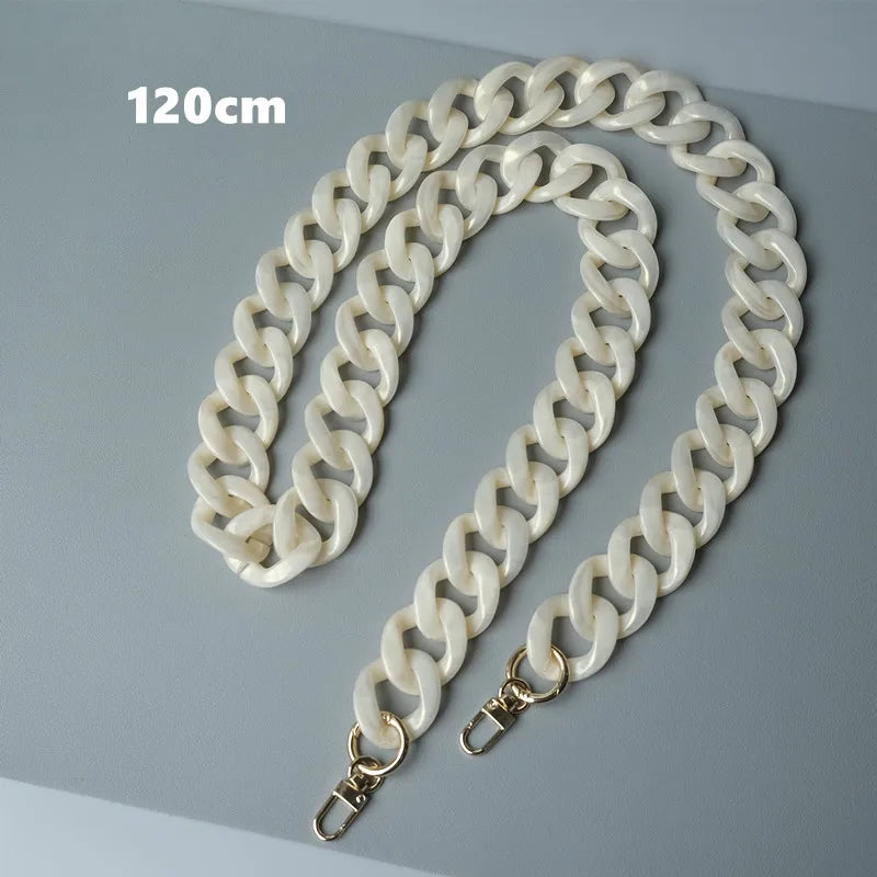 Collar de cadena de resina blanca, largo 120cm y grueso, mostrado sobre fondo gris.