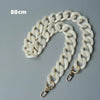 Bolso de cadena de resina blanca de 80cm, mostrado como collar entrelazado.