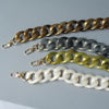 Colección de cadenas de hombro de resina en oro, plata, gris oscuro, verde oliva y blanco.