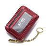 Cartera con soporte para tarjeta de cuero genuino color granate con cadena dorada adjunta.
