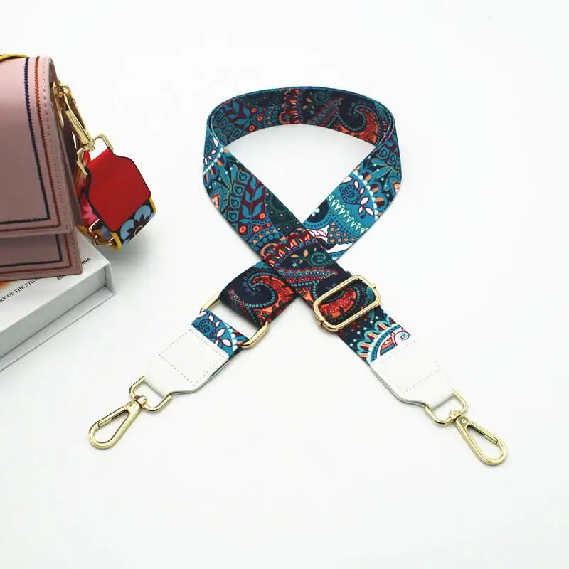 Gros plan d'une sangle réglable avec tissu à motifs et accents en cuir.