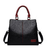 Sac bandoulière en cuir PU noir avec garniture rouge et poignées en cuir.