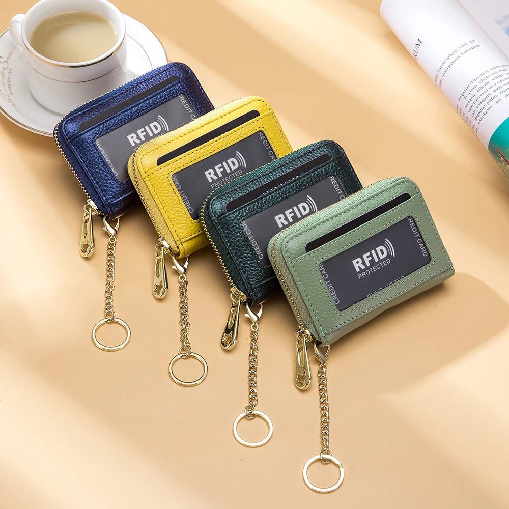 Colección de carteras para tarjetas de crédito de cuero genuino y protección RFID en colores azul, amarillo y verde, mostrado