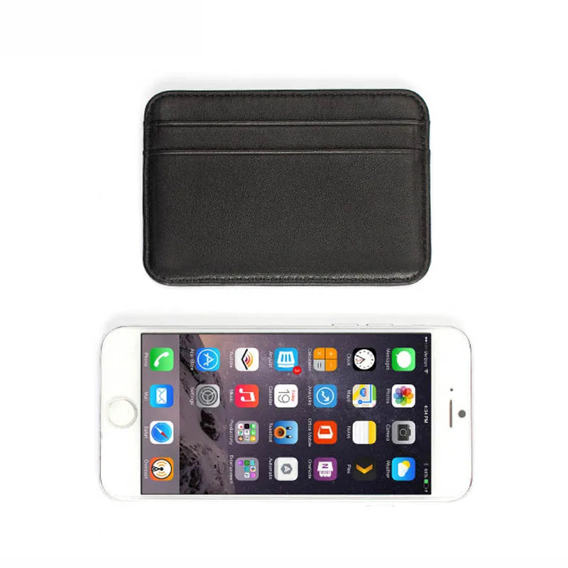 Cartera de cuero genuino de oveja negra para hombre junto a un iPhone.