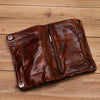 Braunes Vintage-Leder-Bifold-Wallet für Herren auf Holzoberfläche.