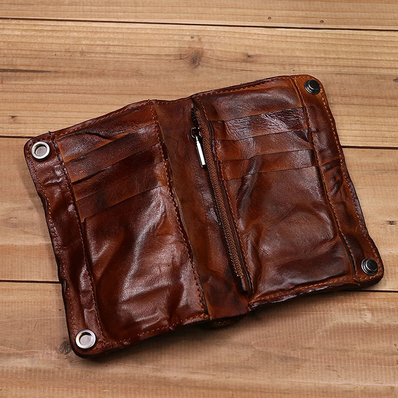 Braunes Vintage-Leder-Bifold-Wallet für Herren auf Holzoberfläche.