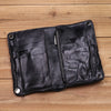Schwarzes Vintage-Leder-Bi-fold-Geldbörse für Herren auf Holzoberfläche.