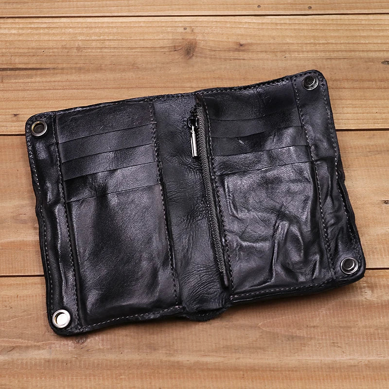 Schwarzes Vintage-Leder-Bi-fold-Geldbörse für Herren auf Holzoberfläche.