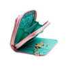 Portefeuille à pièces rose matelassé pour femme avec doublure bleu sarcelle et quincaillerie dorée.