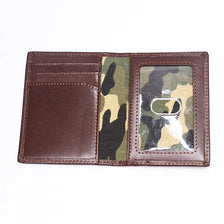 Porta tarjetas de cuero genuino marrón con patrón de camuflaje.