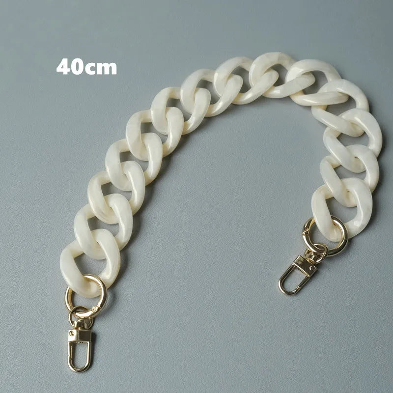Bolsa de cadena de resina blanca de 40 cm con cierres dorados.