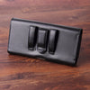 Sangle à clip en cuir noir pour téléphone iPhone, sur une surface en bois.