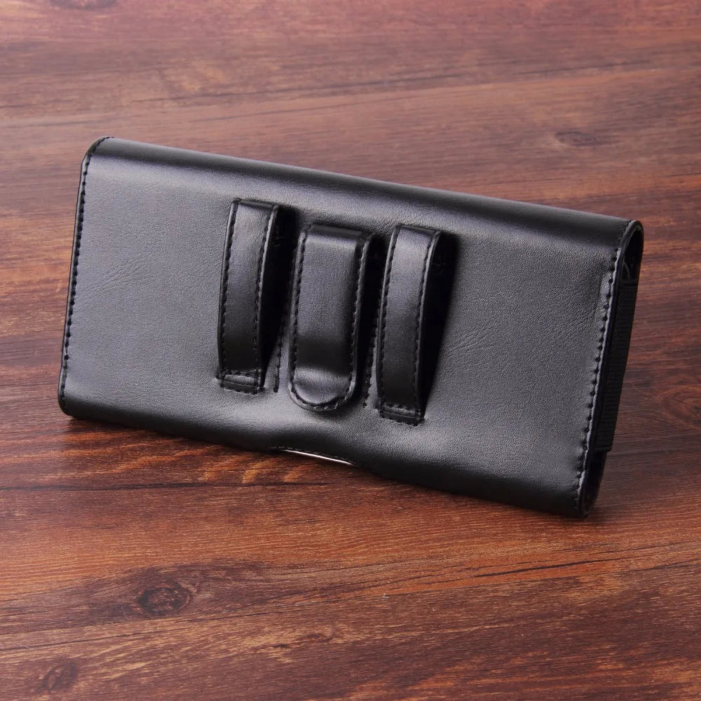Sangle à clip en cuir noir pour téléphone iPhone, sur une surface en bois.