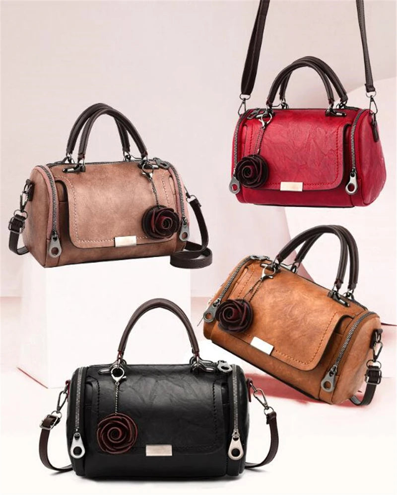 Drei elegante florale Schultertaschen-Anhänger aus braun, rot und schwarzem Leder.